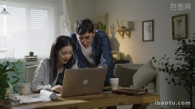 年轻情侣在家使用电脑
